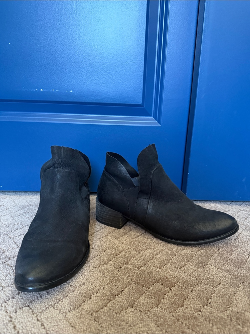 Women’s Seychelles Black Suede Cutout Chelsea Boots